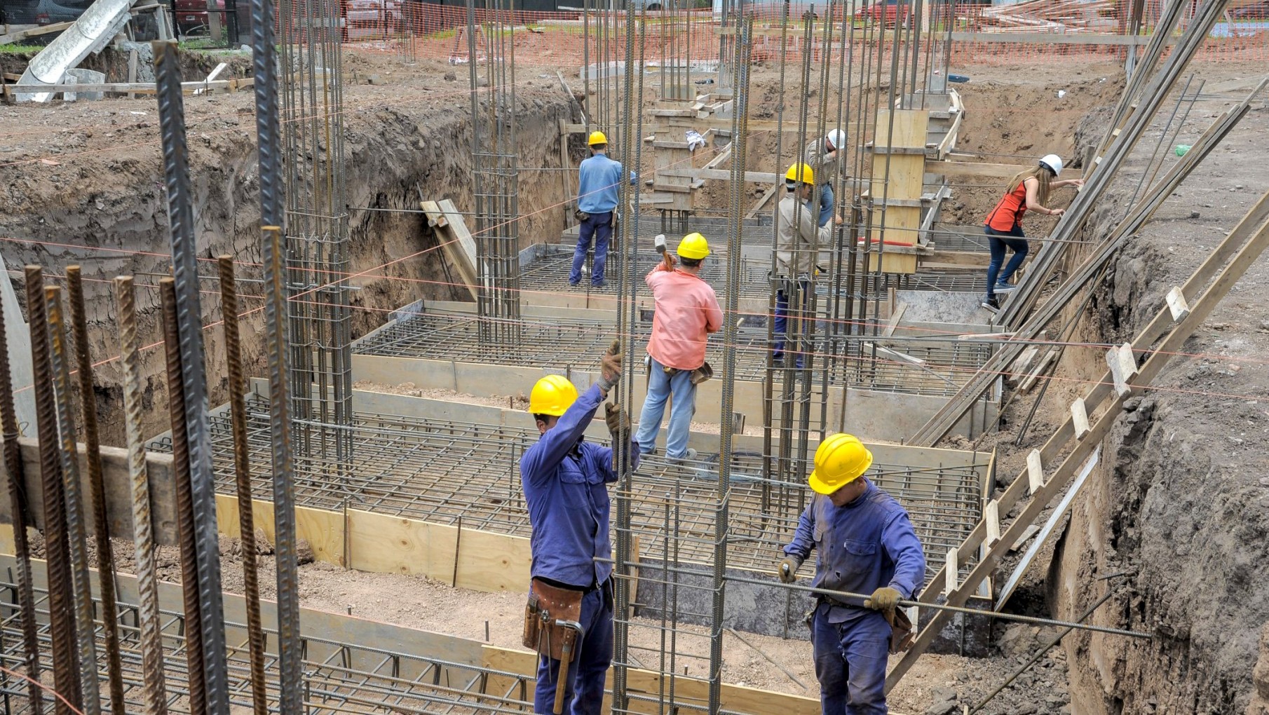 La construcción bajó 2,8% interanual en junio, y la industria 2,3%